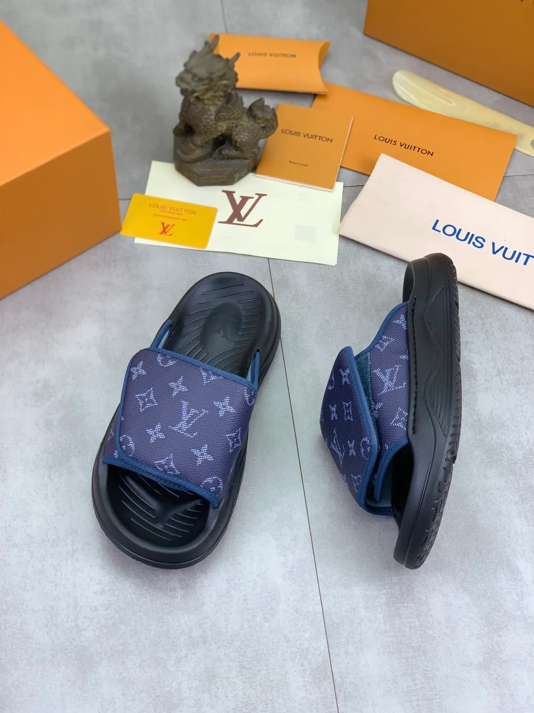 Men's shoes 💰P320💰【New style】🆘 Original quality 【LOUIS VUITTON】The popular Louis Vuitton LV men's slippers on the official website are on sale simultaneously! Original fabric imported from Italy. Original bottom provided by the original factory. Number of yards: 38-44 (customized to 45). Multiple colors to choose from. Fully packaged drawer box.